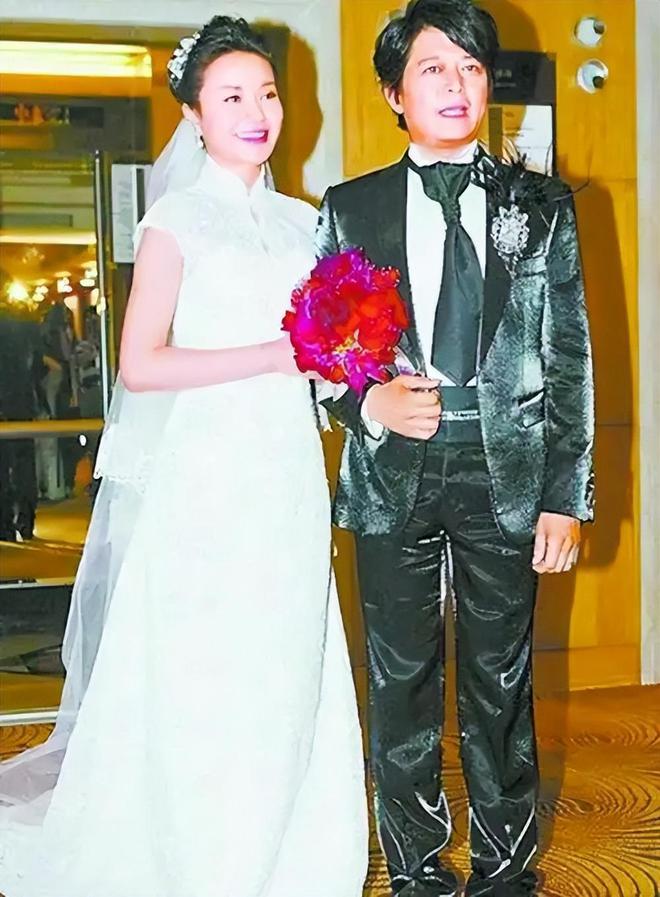 6000家店亏40亿都是红颜祸水惹得祸AG真人中国“一代鞋王”达芙妮没落关(图4)