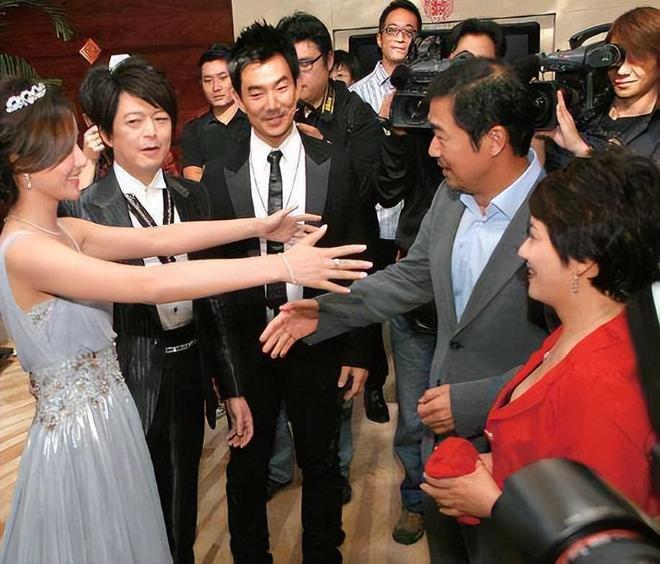 6000家店亏40亿都是红颜祸水惹得祸AG真人中国“一代鞋王”达芙妮没落关(图14)